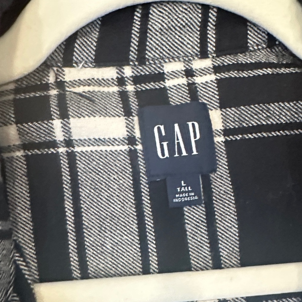 GAP Monochrome Plaid Button-Up Shirt - Picture 2 of 4